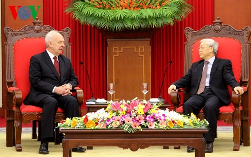 Party leader Nguyen Phu Trong receives Russian Ambassador  - ảnh 1